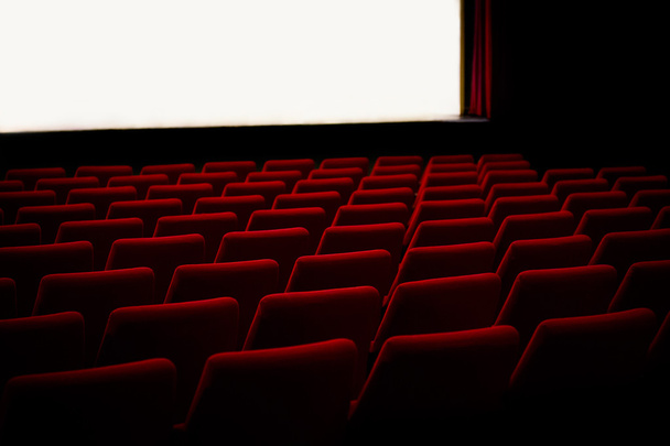 シネマ劇場の赤い椅子 - 写真・画像