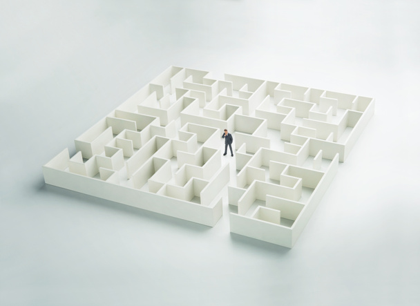 Herausforderung für Unternehmen. ein Geschäftsmann, der durch ein Labyrinth navigiert - Foto, Bild