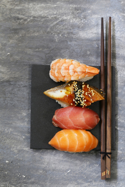 Japanese traditional food sushi with salmon, tuna and shrimp - Foto, Imagem