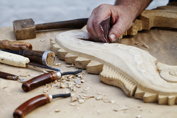 entalhes de madeira, ferramentas e processos de trabalho closeup
 - Foto, Imagem