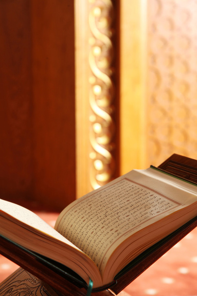 モスクでコーランを読む - 写真・画像