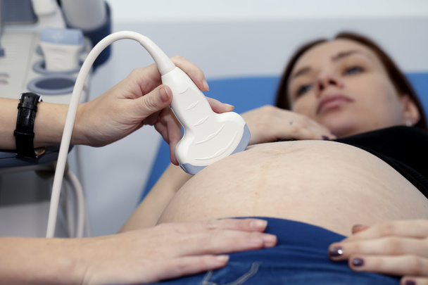 Fille enceinte faisant sur l'examen échographique
 - Photo, image