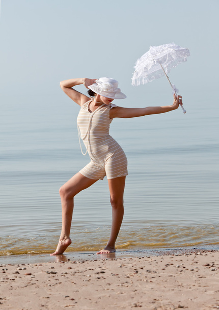 Mujer con paraguas blanco
 - Foto, imagen