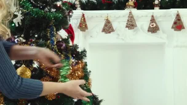 Decoración del árbol de Navidad - Metraje, vídeo