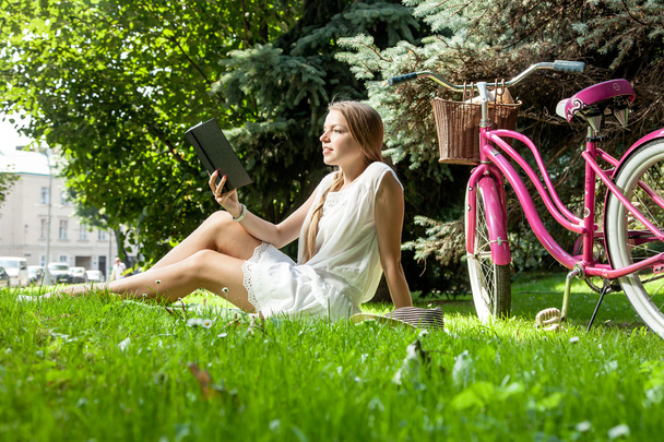 woman reads book in city park - Foto, Imagem