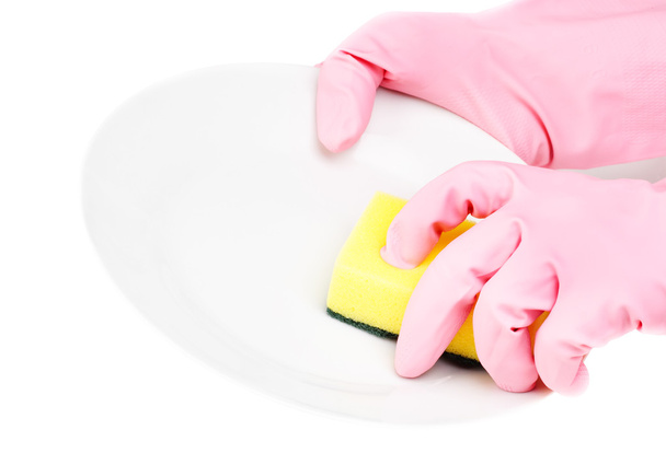Руки в перчатках с латексной губкой добавьте миску, изолированную на белом
 - Фото, изображение