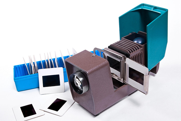 Старый проектор для отображения слайдов. Слайды в синей коробке на wh
 - Фото, изображение