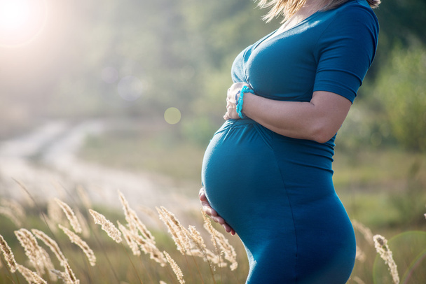 Mulher grávida ao ar livre
 - Foto, Imagem