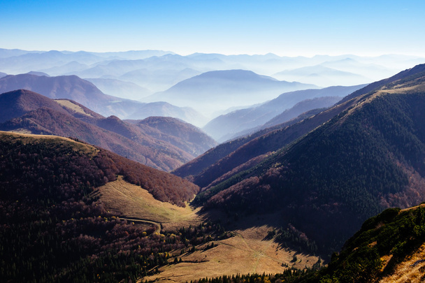 Vue panoramique sur les collines et les montagnes brumeuses d'automne, Slovaquie
 - Photo, image