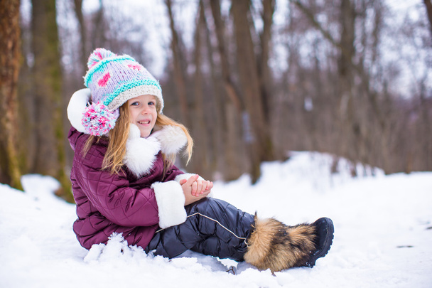 Αξιολάτρευτο κοριτσάκι ευτυχής να διασκεδάσουν κατά τη διάρκεια της χειμερινές διακοπές - Φωτογραφία, εικόνα
