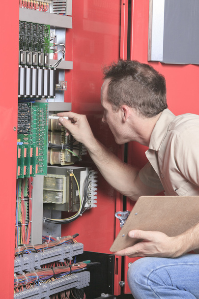 τεχνικοί εργαζόμενος μηχανικός στο έργο συνόρθωσης ανελκυστήρα με κλειδί - Φωτογραφία, εικόνα