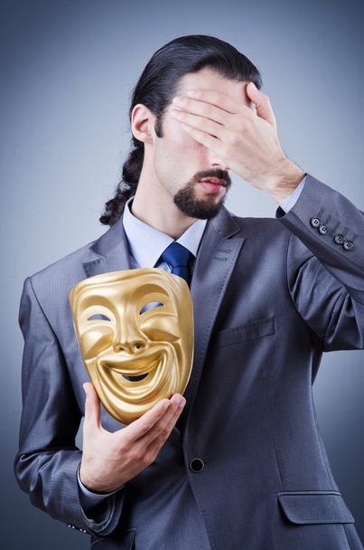 επιχειρηματίας με μάσκα που κρύβει την ταυτότητά του - Φωτογραφία, εικόνα