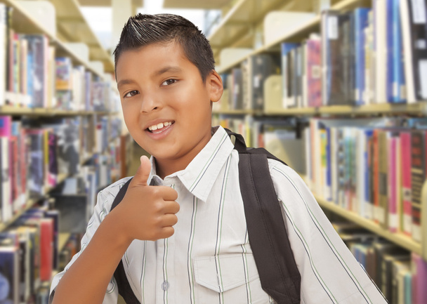 Estudante hispânico menino com polegares na biblioteca
 - Foto, Imagem