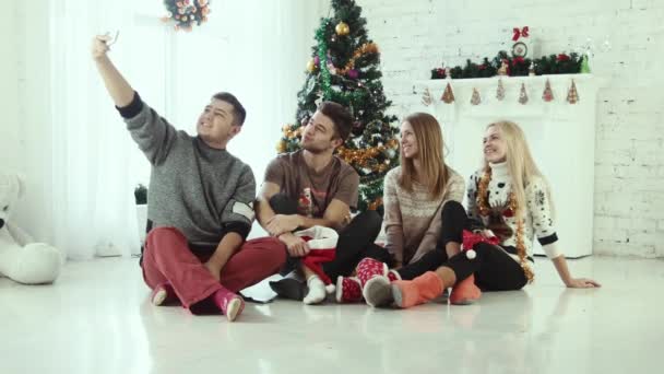 Przyjaciele zrobić Christmas selfie - Materiał filmowy, wideo
