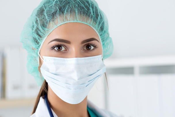 Close-up portrait of female medicine doctor wearing protective m - Foto, Bild
