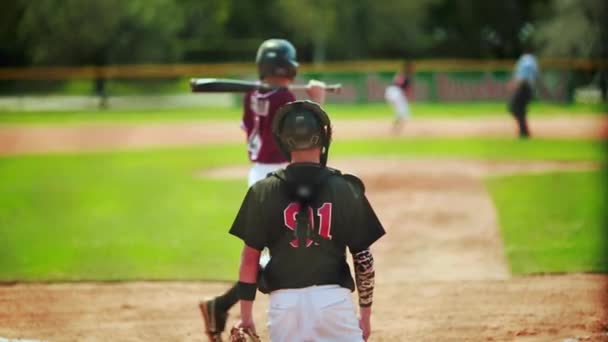 Slow motion van een toneelstuk tijdens een baseball game, genomen achter de catcher - Video