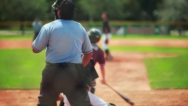 Zwolnionym tempie ciasto uderzanie home run podczas gry baseball - Materiał filmowy, wideo