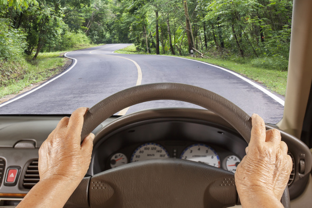 年配の女性が高速道路で車を運転 - 写真・画像