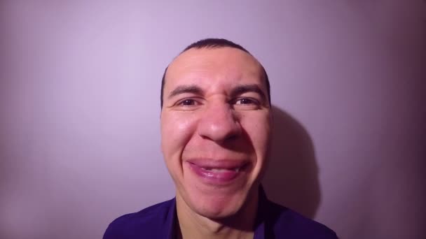 Big Man Gesicht Verzerrungen Zeitlupe Gesicht Emotionen Mund bewegt lustig beängstigend im Studio - Filmmaterial, Video
