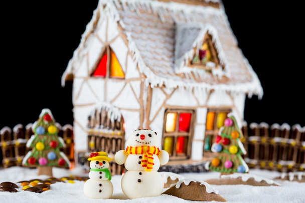 Bonhommes de neige décoratifs en sucre et maison en pain d'épice
 - Photo, image