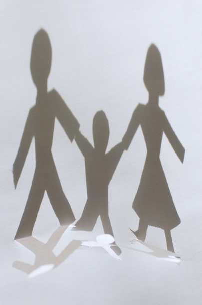 cień od papieru łańcucha: mężczyzna, kobieta i dziecko. conc rodziny - Zdjęcie, obraz