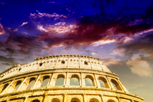 Kaunis taivas yläpuolella Colosseum Roomassa
 - Valokuva, kuva