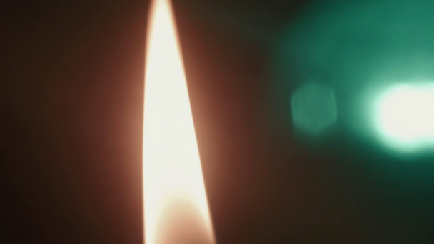 クリスマスの夜の雰囲気のキャンドル燃焼 - 映像、動画