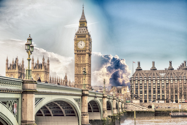 Big Ben con el puente Westminster y el Parlamento Europeo en Londres
 - Foto, Imagen