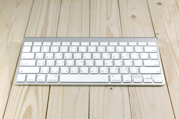 ahşap masa üstünde tipik Mac klavye - Fotoğraf, Görsel