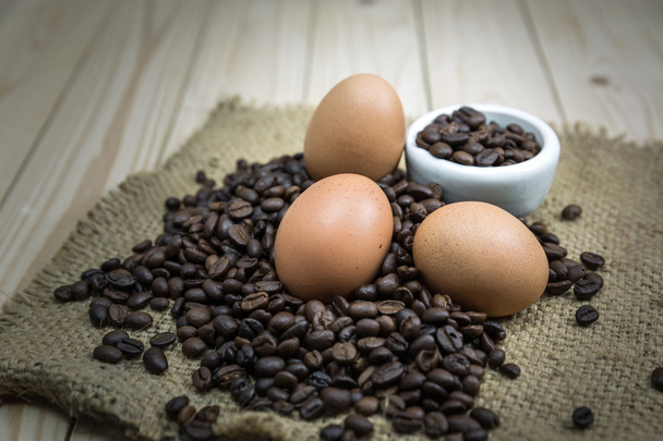 яйця з кавовими зернами
 - Фото, зображення