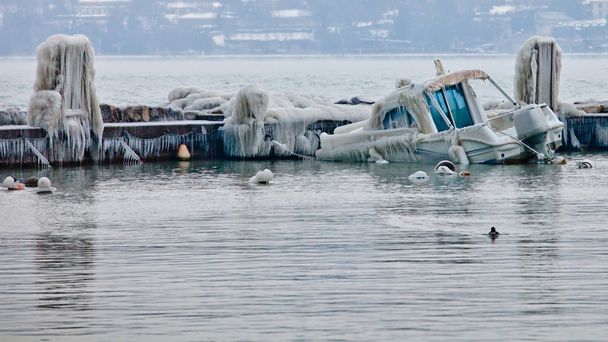 Barcos e cais congelados
 - Foto, Imagem