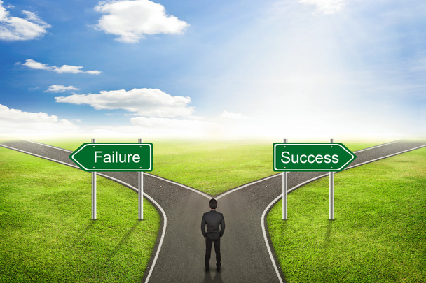 Concepto del hombre de negocios, elija el fracaso o el camino del éxito el correcto
  - Foto, imagen