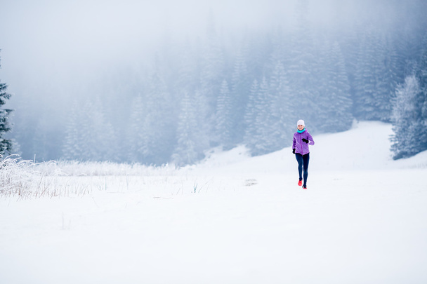 Femme de course d'hiver, jogging inspiration et motivation
 - Photo, image