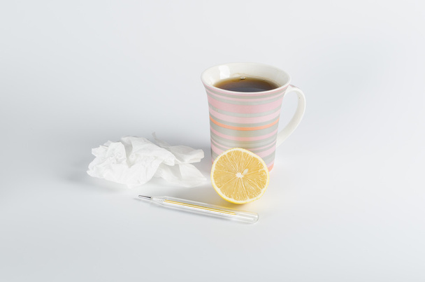 μαντίλια και ζεστό τσάι με λεμόνι, θεραπεία της κρυολογήματα - Φωτογραφία, εικόνα