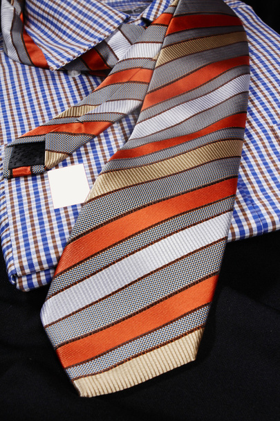 corbata de colores en camisa de vestir para hombres
 - Foto, Imagen