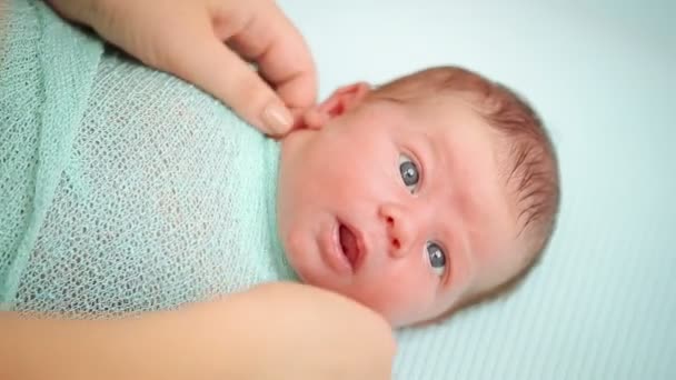 Yalan ve merak içinde etrafa yeni doğan bebek anne eller sarmak - Video, Çekim