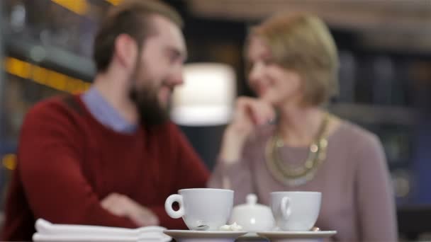 Twee jongeren in Café genieten van de tijd doorbrengen met elkaar - Video