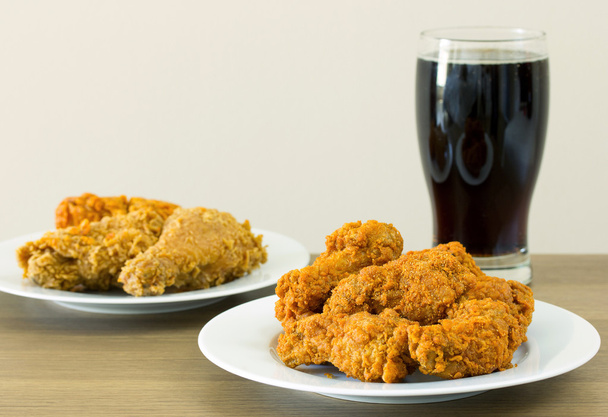 poulet frit avec cola sur la table à manger
 - Photo, image