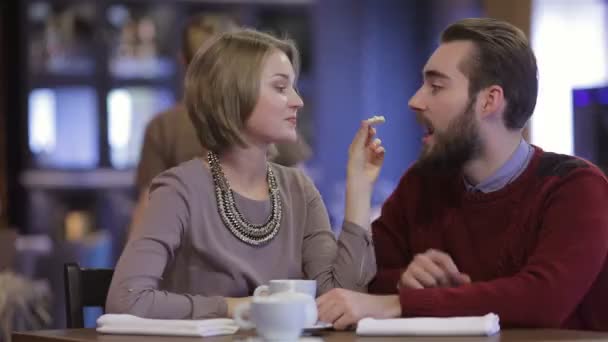 νεαρό ζευγάρι χαρούμενος ρομαντική ημερομηνία στο εστιατόριο - Πλάνα, βίντεο