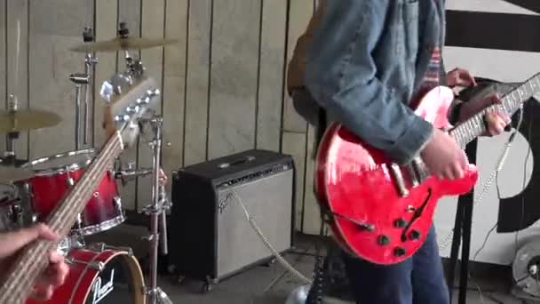 Sänger Mann mit langen Haaren und seine Band spielen Rock im Freien Veranstaltung. 4k - Filmmaterial, Video
