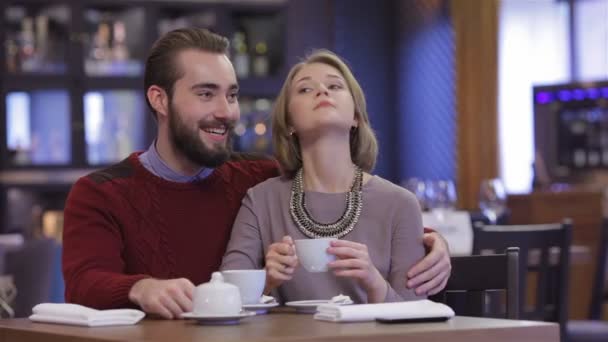 Romantische ontmoeting in een restaurant - Video