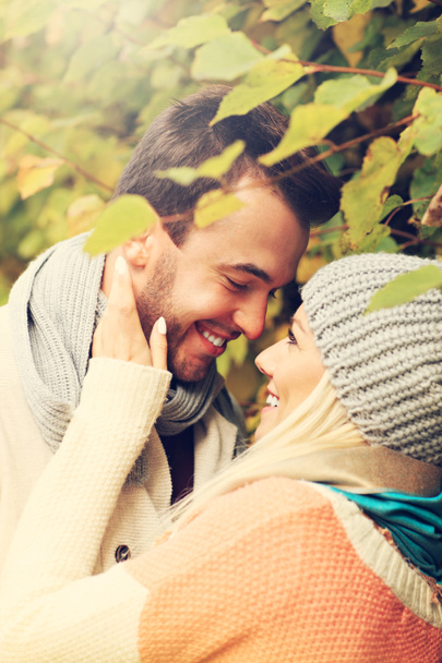 Nuori romanttinen pari puistossa syksyllä
 - Valokuva, kuva