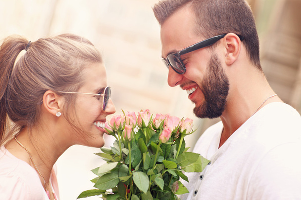 casal romântico com flores
 - Foto, Imagem