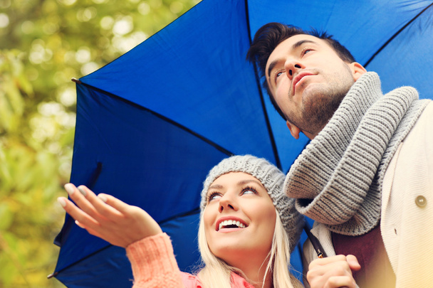Jeune couple romantique avec parapluie
 - Photo, image