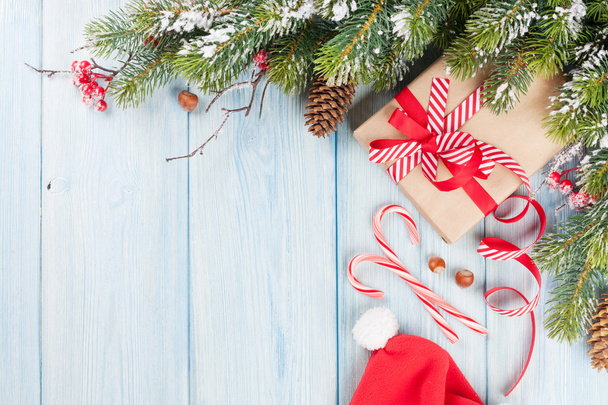 Caixa de presente de Natal e ramos de árvore
 - Foto, Imagem