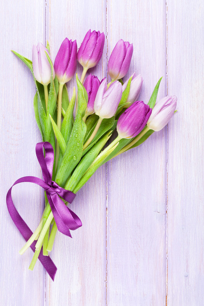 Fialové tulipány dřevěný stůl - Fotografie, Obrázek
