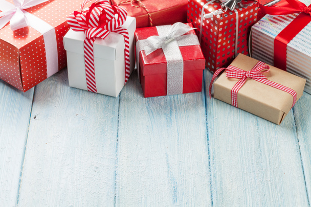 Kerstmis geschenkdozen op houten tafel - Foto, afbeelding