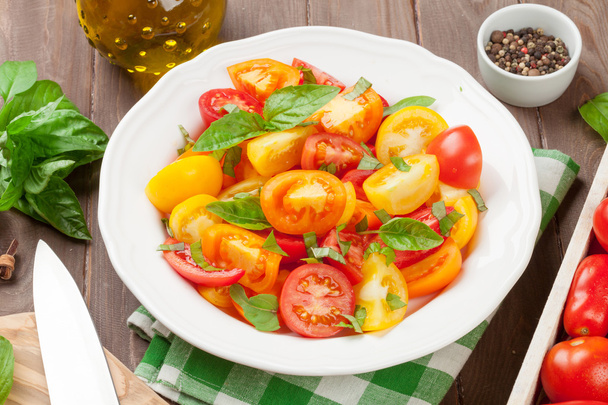 Taze renkli domates ve fesleğen salata - Fotoğraf, Görsel
