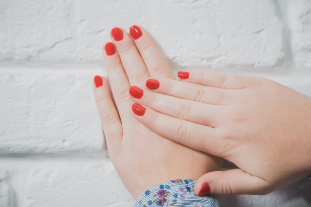 Red stylish manicure, beauty salon - Foto, afbeelding