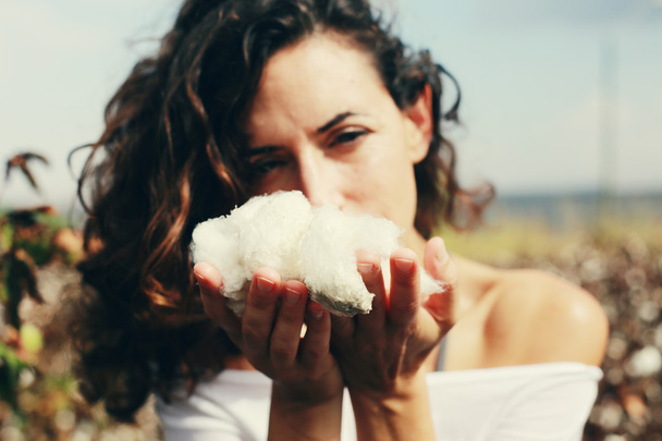 mujer sosteniendo algodón natural
 - Foto, Imagen